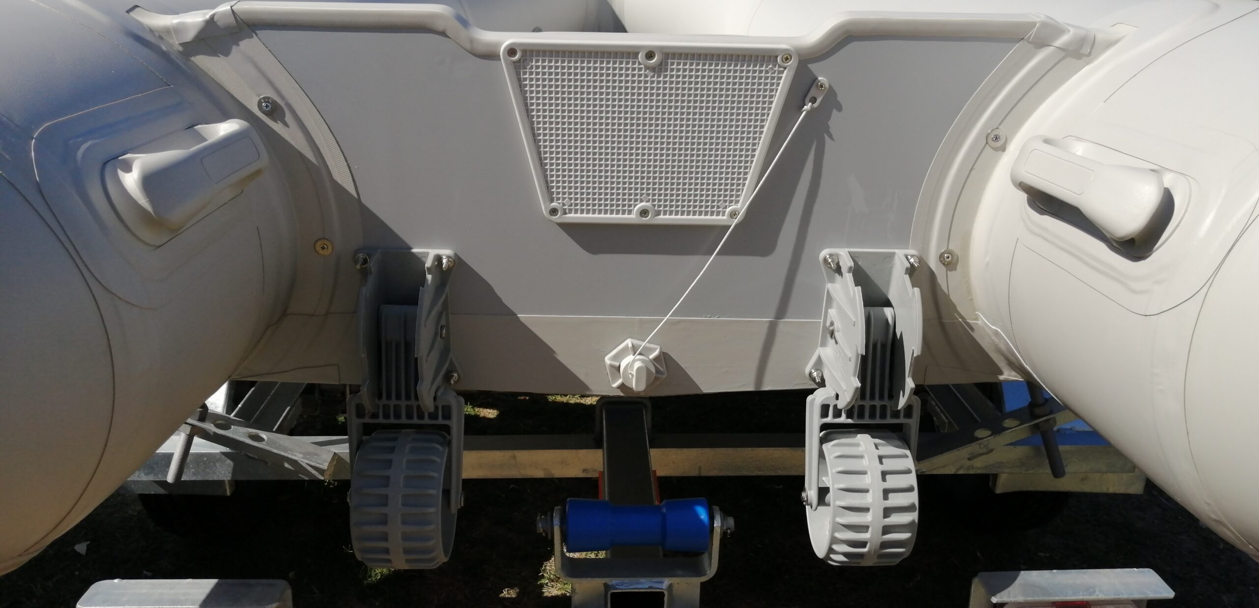 Retractable boat launching wheels for dinghy, inflatable boat, yacht tender, or zodiac