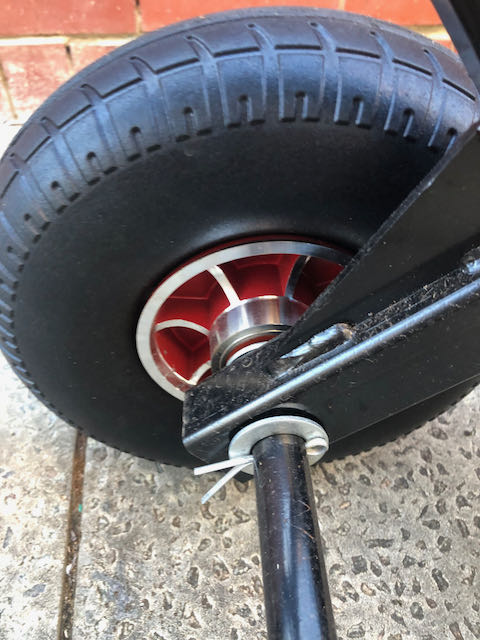 Wheel base and axle of the outboard motor engine trolley heavy duty