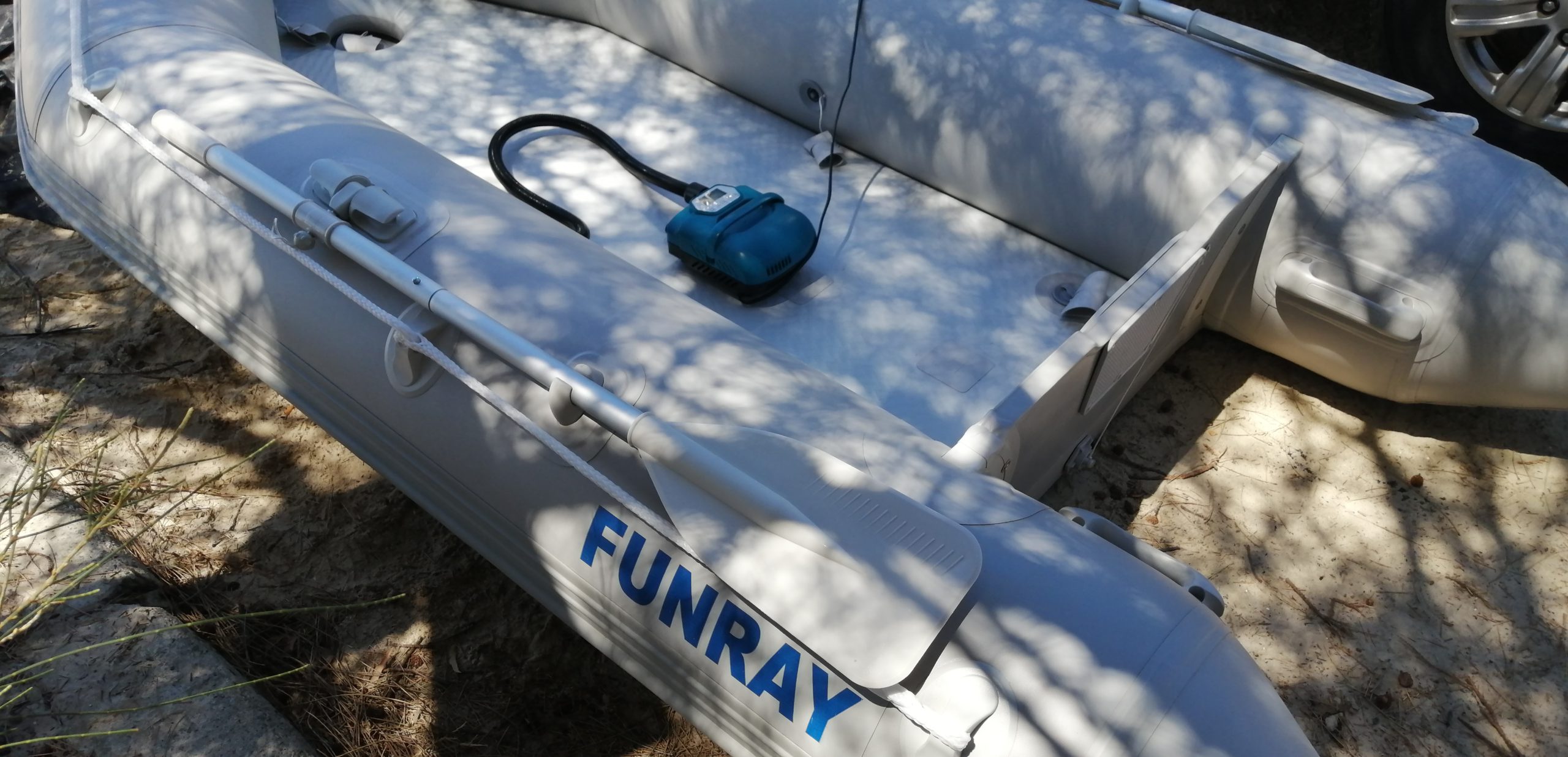 Inflating a dinghy with the electric 12v pump for inflatable dinghy boat or SUP